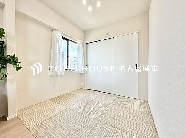 【古き良き日本文化】和室があることで落ち着きと癒しの空間が生まれます。来客時の客室としても利用できますし、お子様のプレイルームやお昼寝に最適なお部屋です。