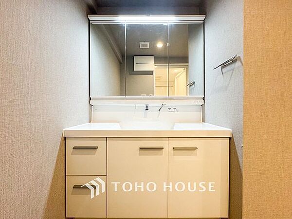 【身支度ばっちり】十分な大きさの洗面台は収納もさる事ながら、身だしなみチェックや歯磨きなど、朝の慌ただしい時間でもゆとりあるスペースで余裕を感じて頂けます。