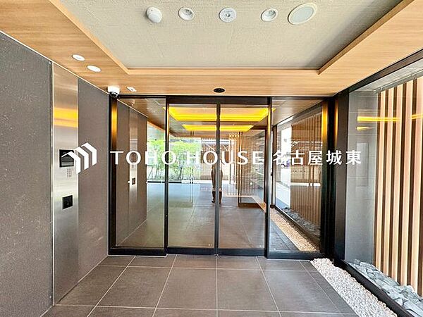 【お家へ帰ろう】ここに住まわれる人にだけに許された専用のエントランス。我が家に帰ってきた安心感を与えてくれる最初のプライベート空間です。