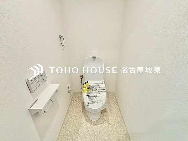 【快適仕様の空間】ホワイトで統一された清潔感ある空間。スペースの節約ができ、ゆったりとした空間が確保できています。温水洗浄機能付き便座で使いやすさを重視する造りになっております。