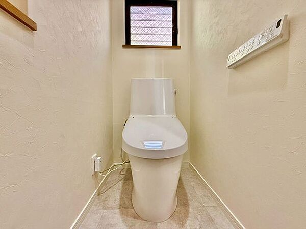 【重要な設備です】トイレは快適な温水洗浄便座付です。手洗い一体型のトイレ設備はスペースの節約ができ、ゆったりとした空間が確保できます。節水も期待できますね。