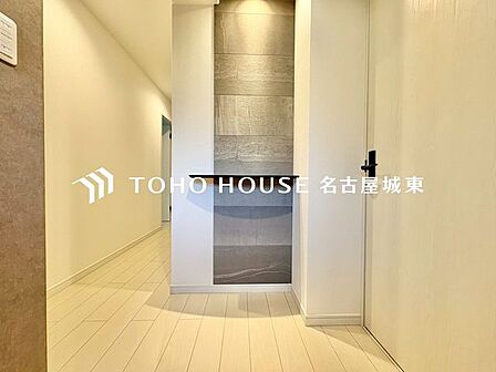 【ただいま!おかえり!】清潔感溢れる玄関がお出迎えする本邸宅の物語は、ここからは始まる日常を期待させます。おでかけの時も帰った時も、「我が家」を最初に感じてもらえる素敵な空間に。