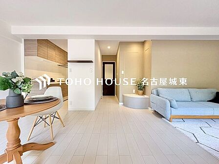 【家族のトクベツな空間】インティメイトなくつろぎを愉しむリビングルームはひそやかな憩いの場となります。リビングとダイニング、2つの空間機能を活かし、ライフスタイルに新しいゆとりをもたらします。