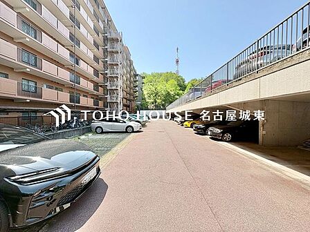 【愛車と過ごす、ゆとりある毎日を】敷地内に専用駐車スペースを確保。月極駐車場を探す手間や雨の日の移動ストレスから解放されます。出し入れしやすい空間が、あなたのアクティブなカーライフを足元から支えます。