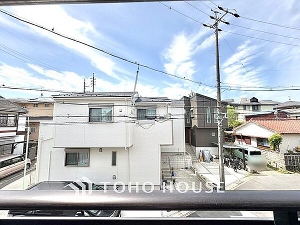 【四季を感じながら】手を伸ばせば触れることが出来そうな風景が、そのままインテリアになったような印象です。その豊かな眺望にふさわしい空間は、通風・採光も優れ、心地よい光と風が溢れます。