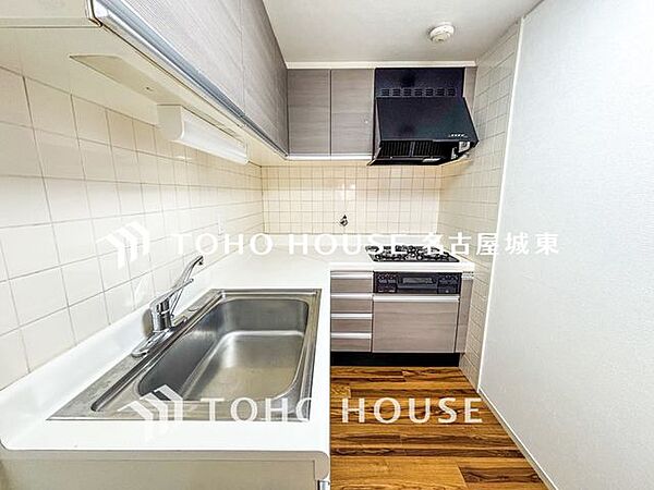 【おいしいゴハンを】『美しく＆使いやすい』。奥様想いのキッチン空間。優しい温もりを醸し出すキッチンは料理の為の配慮を散りばめられた仕様です。
