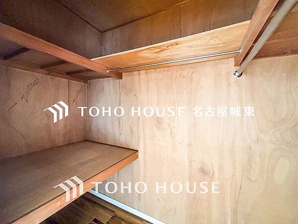 【各居室にしっかり】居室にはクローゼットを完備し、自由度の高い家具の配置が叶うシンプルな空間です。お子様の成長に必要となる子供部屋を与えるにはぴったりの間取りですね。