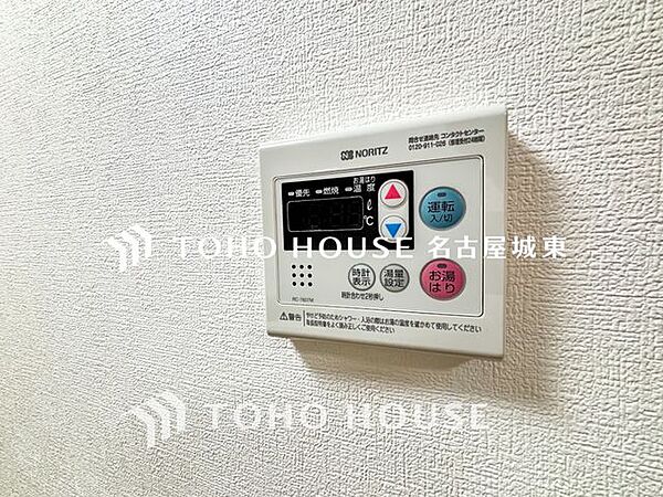【オートバス】スイッチひとつで湯張りや追い炊きができるオートバス機能付き給湯システム。家事負担の軽減もさることながら、こまめな追い炊きはトータルでの節水＆省エネにも繋がるエコで便利な機能です。