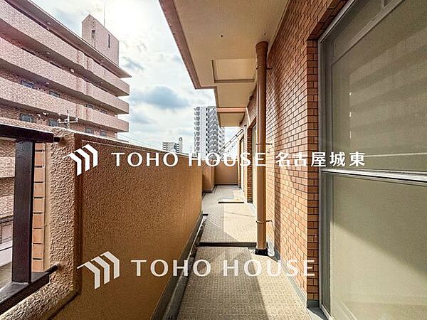 【やわらかい街の風】頬をなでる優しい風を感じることが出来るバルコニー。つい深呼吸をしたくなる気持ちの良い眺望はこのお部屋の自慢です。洗濯物を干すスペースとしても十分な広さがあります。