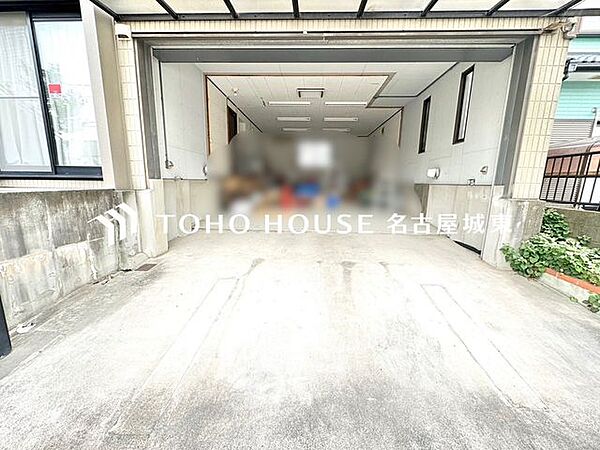 【愛車と過ごす、ゆとりある毎日を】敷地内に専用駐車スペースを確保。月極駐車場を探す手間や雨の日の移動ストレスから解放されます。出し入れしやすい空間が、あなたのアクティブなカーライフを足元から支えます。