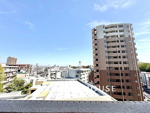 【四季を感じながら】手を伸ばせば触れることが出来そうな風景が、そのままインテリアになったような印象です。その豊かな眺望にふさわしい空間は、通風・採光も優れ、心地よい光と風が溢れます。