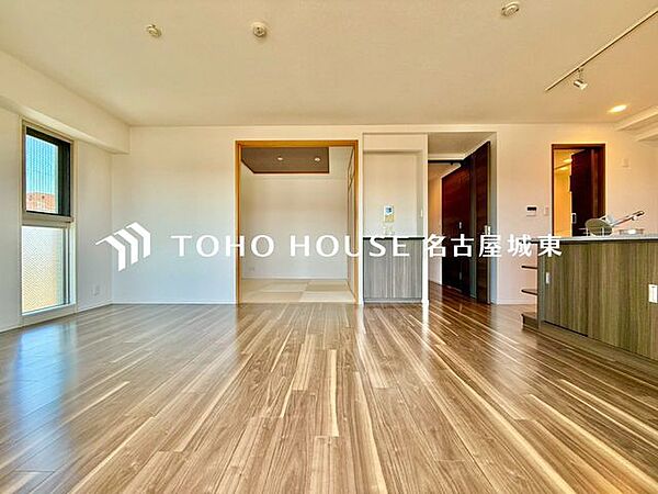 【快適な住空間】家族の暮らしに思いを馳せて、日常のワンシーンを表現したリビングダイニング。「ホワイトナチュラル」のテイストが、自然体で過ごせる心地良さを生み出しています。