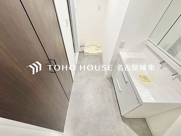 【身支度ばっちり】十分な大きさの洗面台は収納もさる事ながら、身だしなみチェックや歯磨きなど、朝の慌ただしい時間でもゆとりあるスペースで余裕を感じて頂けます。