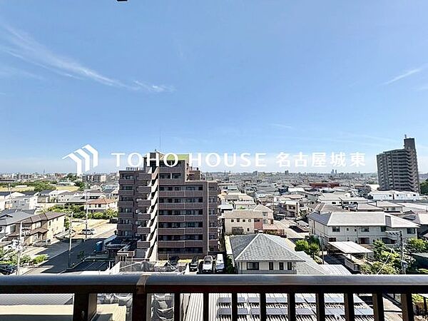 【四季を感じながら】手を伸ばせば触れることが出来そうな風景が、そのままインテリアになったような印象です。その豊かな眺望にふさわしい空間は、通風・採光も優れ、心地よい光と風が溢れます。