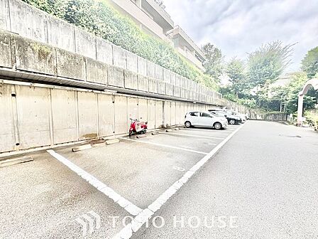 【もう駐車場探しに迷わない】マンション内敷地内にゆとりある駐車スペースを確保。近隣の月極駐車場を探す手間や、雨の日の移動ストレスから解放されます。大切な愛車を、より身近で安心できる場所に。