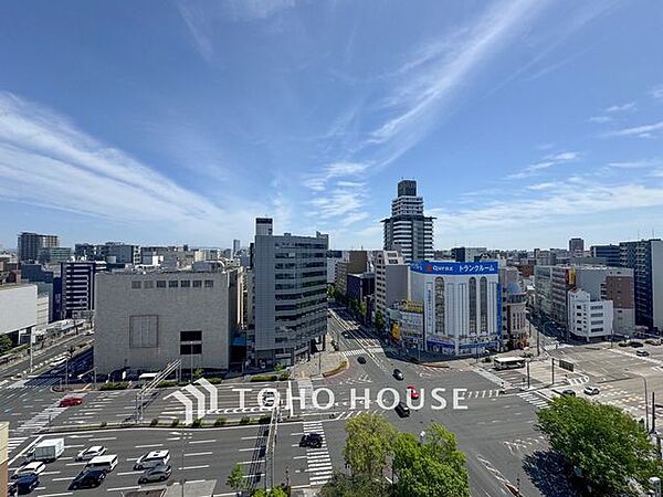 【四季を感じながら】手を伸ばせば触れることが出来そうな風景が、そのままインテリアになったような印象です。その豊かな眺望にふさわしい空間は、通風・採光も優れ、心地よい光と風が溢れます。