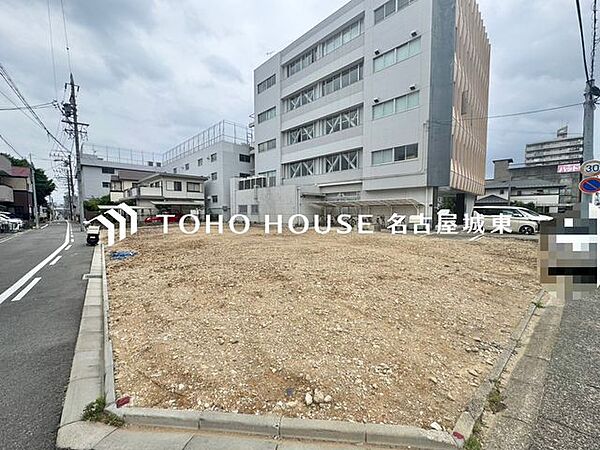 【街に溶け込む、新しい邸宅の誕生を最前列で】美しい外観デザインが姿を現し始める、建築中ならではの期待感。足場が外れた瞬間の感動は格別です。工事中でも内覧予約受付中。