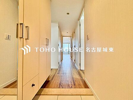 【ただいま！おかえり！】清潔感溢れる玄関がお出迎えする本邸宅の物語は、ここからは始まる日常を期待させます。おでかけの時も帰った時も、「我が家」を最初に感じてもらえる素敵な空間に。