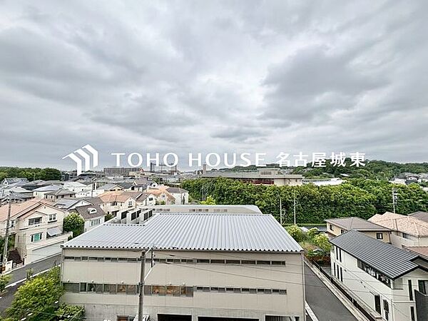 【四季を感じながら】手を伸ばせば触れることが出来そうな風景が、そのままインテリアになったような印象です。その豊かな眺望にふさわしい空間は、通風・採光も優れ、心地よい光と風が溢れます。