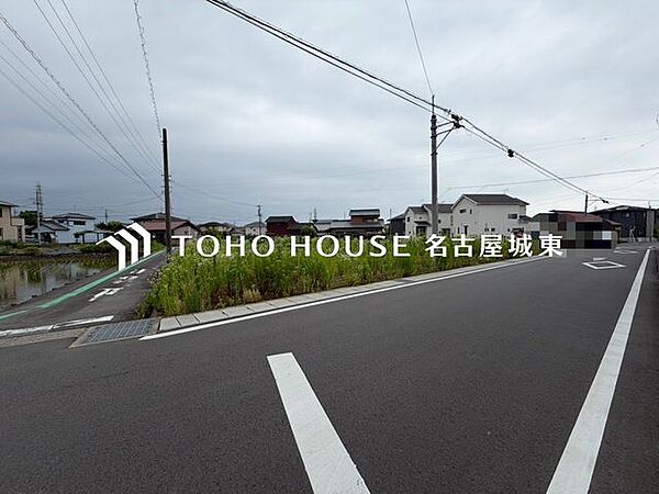 【未完成だからこそ、広がる理想のイメージ】外構工事が進む現在の様子は、住まいが命を吹き込まれる特別な瞬間。図面だけでは分からない光の入り方や周辺環境との調和を、現場でじっくり体感できます。