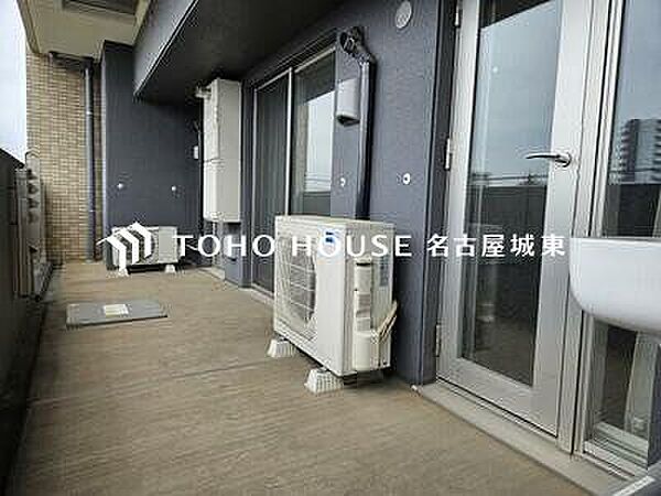 【やわらかい街の風】頬をなでる優しい風を感じることが出来るバルコニー。つい深呼吸をしたくなる気持ちの良い眺望はこのお部屋の自慢です。洗濯物を干すスペースとしても十分な広さがあります。