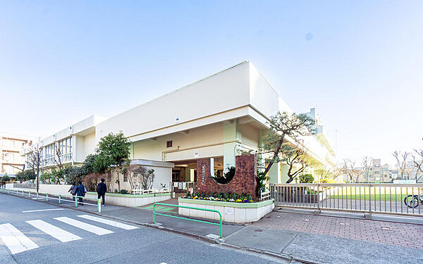 板橋区立蓮根第二小学校まで560m