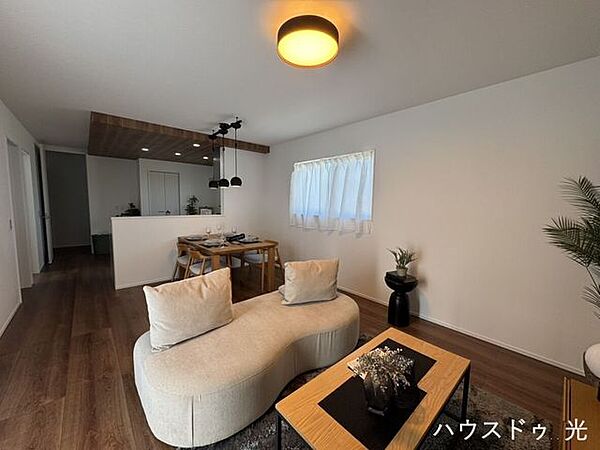 大きな窓からたっぷりの陽光が差し込む、開放感あふれるリビングです□■