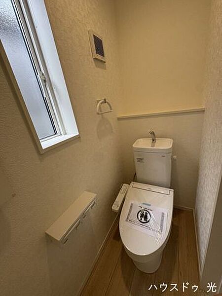 ■□2階トイレです□■温水のやさしさで、清潔感と心地よさを。温水洗浄便座で毎日のトイレが変わります。
