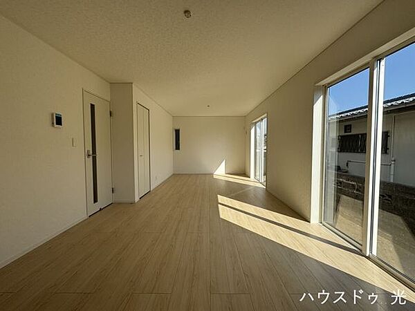 ■□大きな窓からたっぷりの陽光が差し込む、開放感あふれるリビングです□■