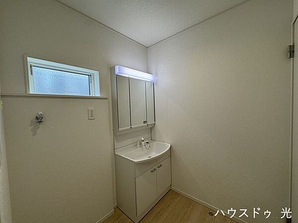 ■□■洗面室■□■自分を磨き、気持ちを切り替える。心地よい光が差し込むプライベートスペース。