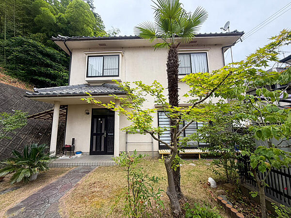ゆとりある前庭を備えた外観。開放感があり、明るい印象の住まいです。