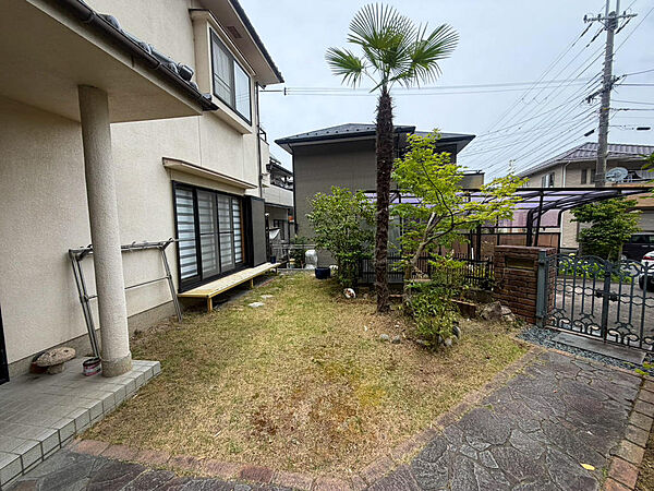 お子さまの遊び場やBBQなど、多目的に使えるお庭スペース。暮らしの楽しみが広がります。