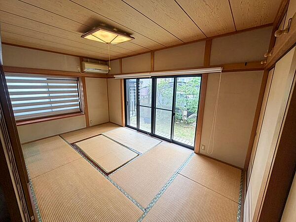 お庭を眺めながらゆったりと過ごせる、心安らぐ和室です。