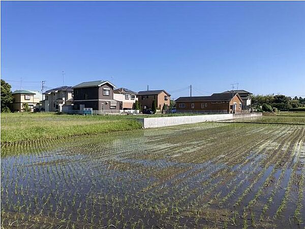 ◇長閑な田園風景が広がる住環境。毎日のお散歩も快適、季節のうつろいを身近に感じられます。