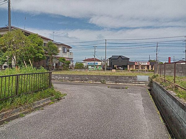 閑静な車通りの車通りの少ない道路。お車の出し入れが苦手なママや小さなお子様にも安心ですね。しっかり舗装もされているので、ベビーカーや自転車で通っても快適に通行できます。