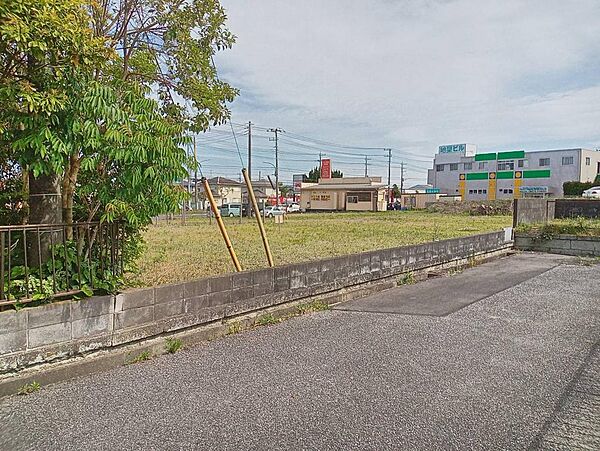 閑静な車通りの車通りの少ない道路。お車の出し入れが苦手なママや小さなお子様にも安心ですね。しっかり舗装もされているので、ベビーカーや自転車で通っても快適に通行できます。