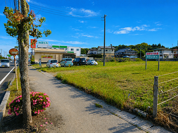 茂原市北塚は、大型スーパーやホームセンターが近く、自然を感じながら生活できる住環境が魅力のエリアです。徒歩圏には公園やジョギングコースがあり、日々のリフレッシュにも適した住環境となっております。