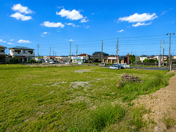 茂原市北塚は、大型スーパーやホームセンターが近く、自然を感じながら生活できる住環境が魅力のエリアです。徒歩圏には公園やジョギングコースがあり、日々のリフレッシュにも適した住環境となっております。