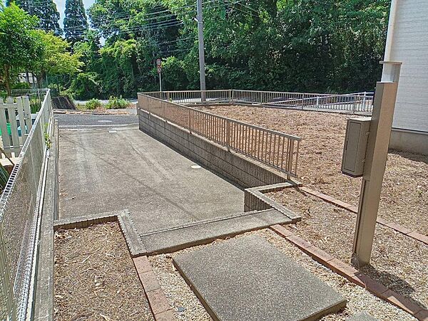 【駐車場】前面道路は車通りの少ない９ｍ道路で幅員があり車庫入れも安心です。