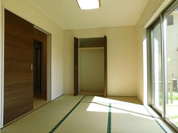 【和室】和室は小さなお子様の遊び場やお昼寝スペースなどに。間仕切りを閉めると個室としても活用できます。