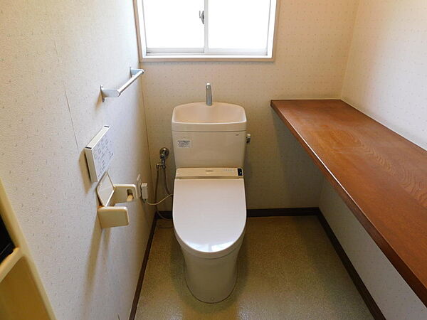 【トイレ】窓付きなので換気もしやすく、明るい空間です。