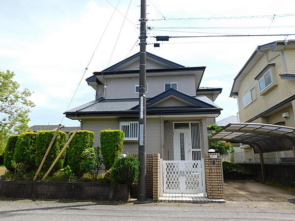 【外観】整然とした街並みが広がる閑静な住宅街。前面道路にもゆとりがあり、陽当たりの良い落ち着いた住環境が保たれています。