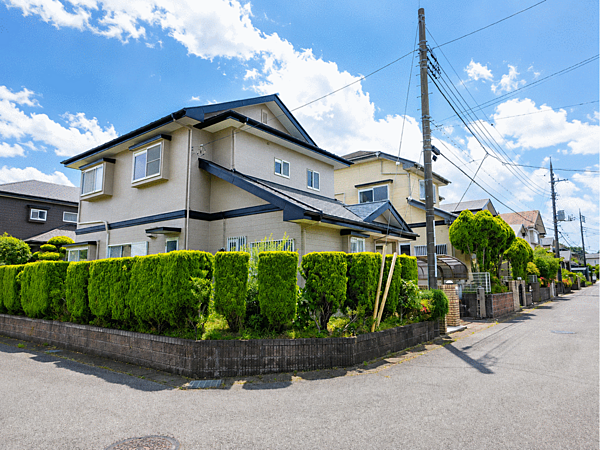 【外観】整然とした街並みが広がる閑静な住宅街。前面道路にもゆとりがあり、陽当たりの良い落ち着いた住環境が保たれています。