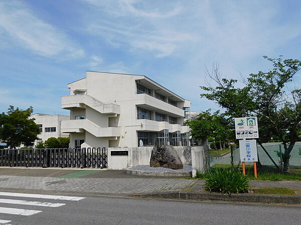 二宮小学校約820m