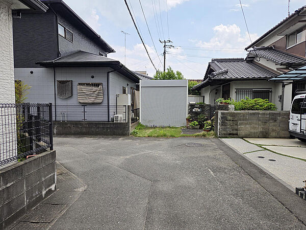 前面道路を含む現地写真です