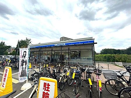 ローソン鶴見緑地駅前店 290m