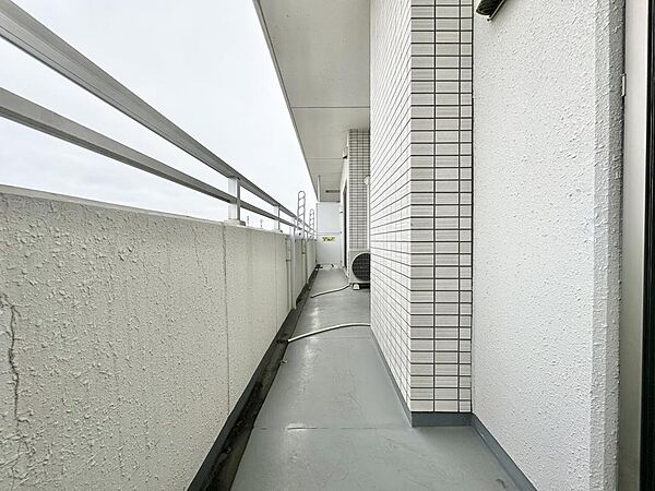12階ならではの心地よい風を感じながら、洗濯物を干すスペースとしてはもちろん、ちょっとした息抜きや気分転換の場としても快適に活用できます。