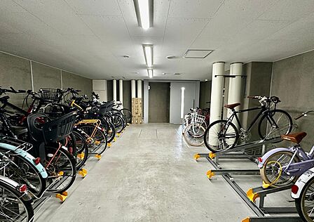 屋内に設置された屋根付きの駐輪場です。天候の影響を受けにくいため、大切な自転車を雨や雪から守ることができます。整理整頓された空間となっており、毎日の通勤や通学時の出し入れもスムーズです。