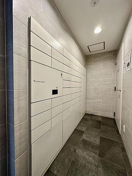不在時でも荷物を受け取ることができる宅配ボックスを備えています。外出が多い方や対面での受け取りが難しい時間帯でも、好きなタイミングで荷物を回収できるため、日々の暮らしがより便利になります。