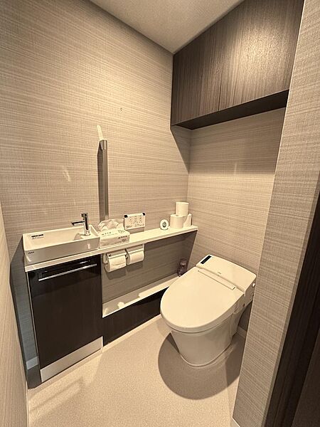 《トイレ》温水洗浄便座付きのトイレです。独立した手洗いカウンターがあるため、来客時も洗面室へ案内せずに使用いただけます。